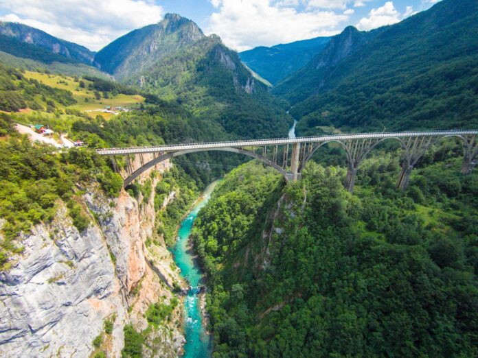 press Czech_pr_active_Bridge on the river Tara_Photo Sergej Zabijako-NTO archive